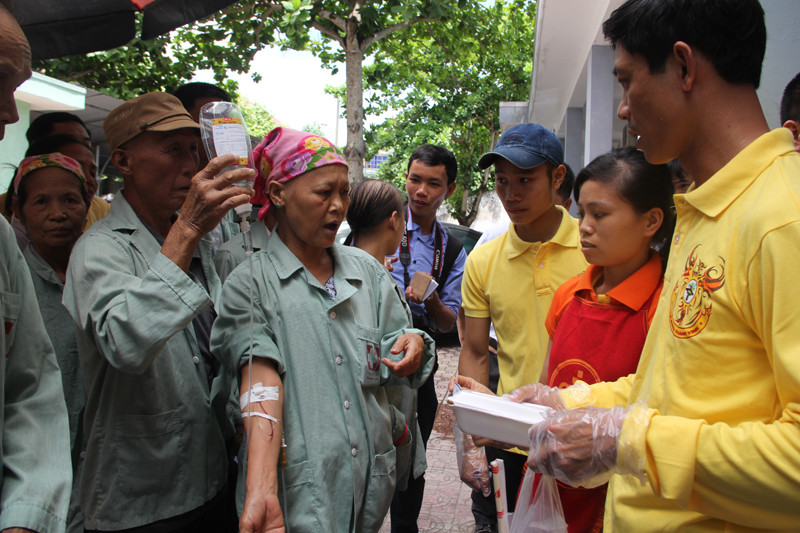 Bát cơm, cháo tình thương đến với bệnh nhân 