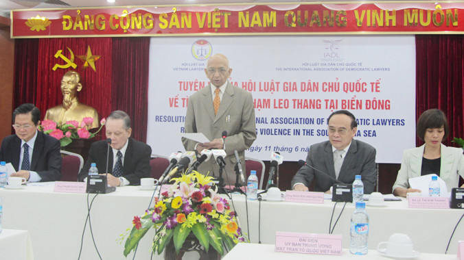 Ông Sharman (giữa) thay mặt Chủ tịch Hội Luật gia Dân chủ Quốc tế đọc Tuyên bố của Hội kêu gọi Trung Quốc tuân thủ luật pháp quốc tế. Ảnh: Trúc Quỳnh