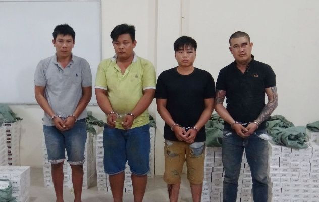 Mang súng đã lên đạn đi 'áp tải' thuốc lá lậu