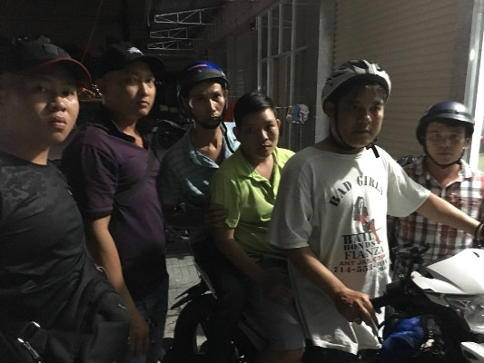 Ngọc (ngồi giữa, áo xanh) bị "hiệp sĩ" mời về công an làm việc