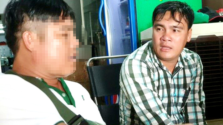 Hiếu (bìa phải) nhờ hiệp sĩ Hải đưa đến công an đầu thú