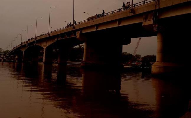 Lực lượng cứu hộ nỗ lực tìm kiếm người nhảy cầu giữa mưa lớn