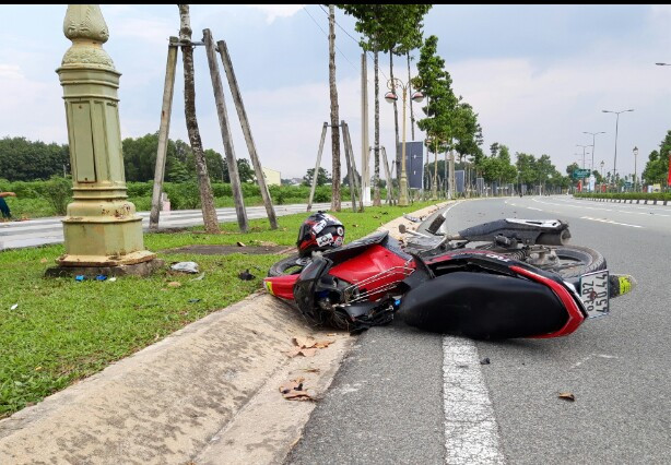 Tông vào trụ điện chiếu sáng, 2 người thương vong