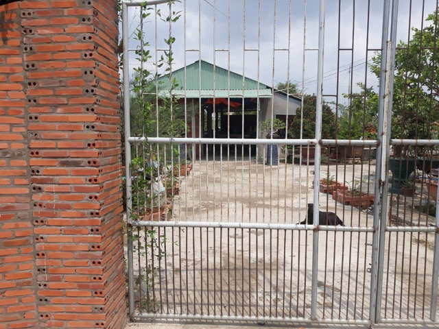 Sới bạc nằm sâu phía trong vườn cây tại TP Tân An vừa bị triệt phá. 