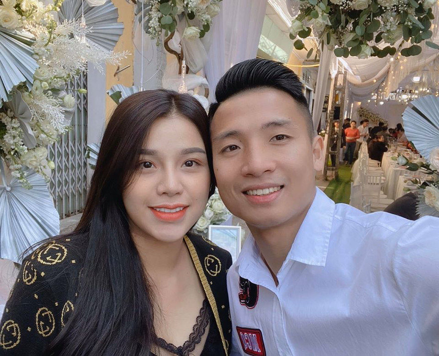 Phát 'sốt' với số tiền mà trung vệ Bùi Tiến Dũng lì xì bà xã 