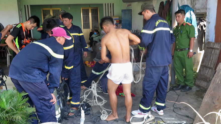 Lực lượng cứu hộ khẩn trương đưa hai nạn nhân tử vong từ giếng lên 