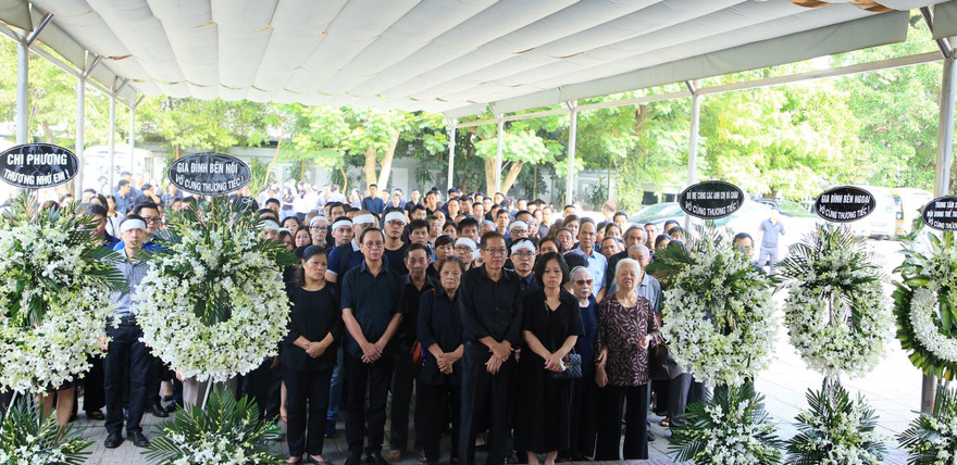 Đám tang phủ toàn hoa trắng của MC Thể thao Diệu Linh 