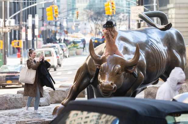 Showbiz 28/3: Cô gái khỏa thân chụp ảnh giữa phố, bất chấp lệnh cấm ra đường vì dịch