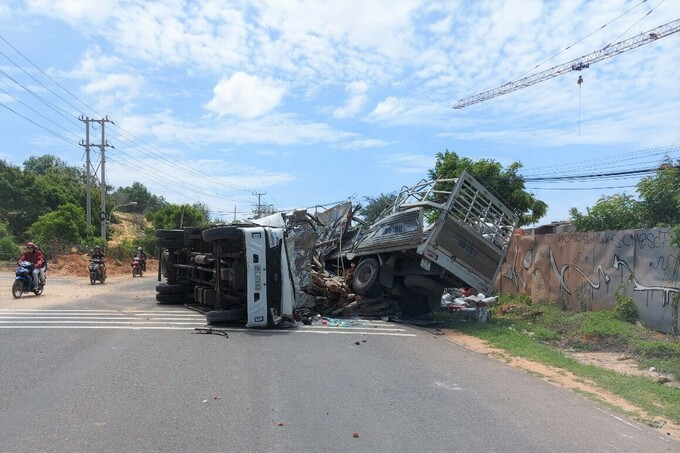 Xe chở gas và xe chở gỗ tông nhau ngay khúc cua đổ dốc Hòn Rơm, sáng 4/7. Ảnh: Đức Huynh. 