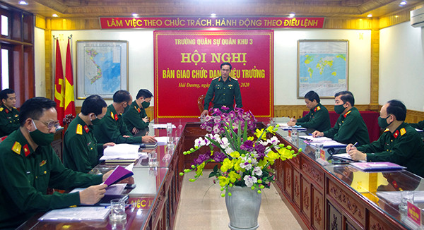Trung tướng Vũ Hải Sản chủ trì Hội nghị bàn giao chức danh Hiệu trưởng Trường Quân sự Quân khu 3. 