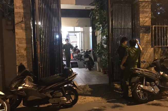 Công an khám nghiệm hiện trường nơi xảy ra vụ việc. Ảnh: Công Minh 