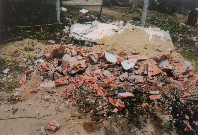 Mộ phần mẹ vợ của ông Kiệm bị đập phá. Ảnh: Minh Anh. 