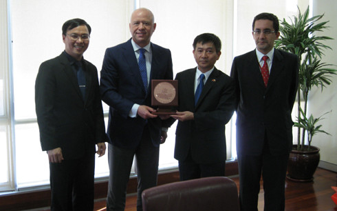 Trao quà lưu niệm cho Tổng GĐ Arcelik 