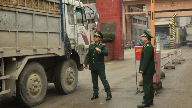 Lực lượng Biên phòng nỗ lực cho xe xuất khẩu nhanh chóng. ảnh: Công Anh