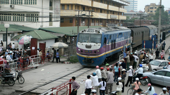 Hạ tầng chậm đổi mới, nhất là những điểm đường sắt cắt đường dân sinh. Ảnh: như ý