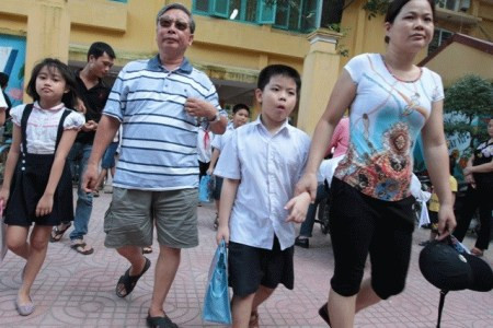 Vào đầu năm học, đi cùng nỗi lo về điều kiện học tập của con cái, các bậc phụ huynhcòn có một nỗi lo về các khoản học phí, phụ phí phải đóng góp (ảnh có tính minh họa). Ảnh: Hải Nguyễn