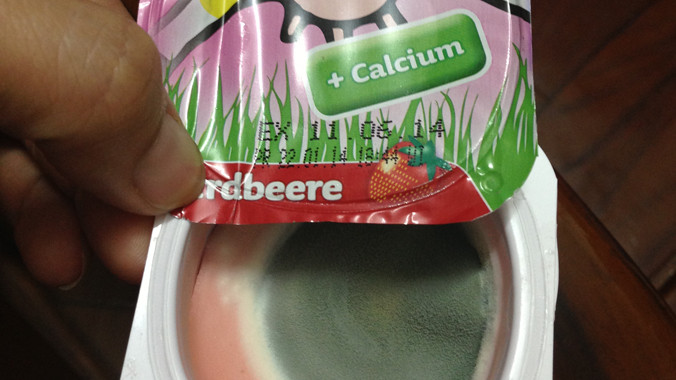 Hộp sữa chua chị Na phát hiện nấm mốc trên bề mặt. Ảnh: Nguyễn Hà