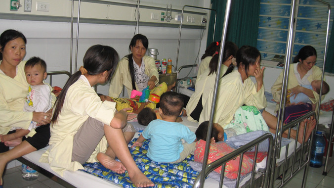 Trẻ nhỏ là đối tượng dễ mắc các bệnh viêm não, đặc biệt trong mùa hè. Ảnh: T.Hà