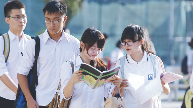 Học sinh Trường THPT chuyên Hà Nội- Amsterdam sau giờ thi môn Văn ngày 2/6. Ảnh: Như Ý