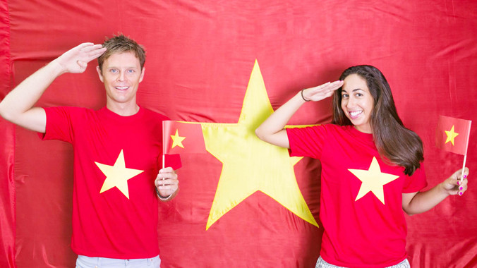 Những vị khách nước ngoài cũng xúc động cùng chụp ảnh hướng về biển Đông của Việt Nam. Ảnh: Thanh Trần