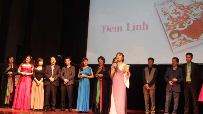 Vi Thùy Linh và các nghệ sĩ tại buổi trình diễn. Ảnh: N.M.Hà