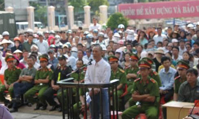 Bị cáo Hùng tại phiên tòa. Ảnh: Lao Động