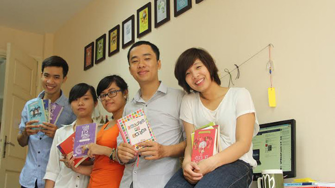 Hoàng Ngân (ngoài cùng bên phải) và nhóm làm sách. Ảnh: Thiên Thanh