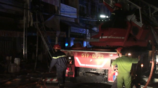 Cháy cửa hàng hóa chất rạng sáng 7/3