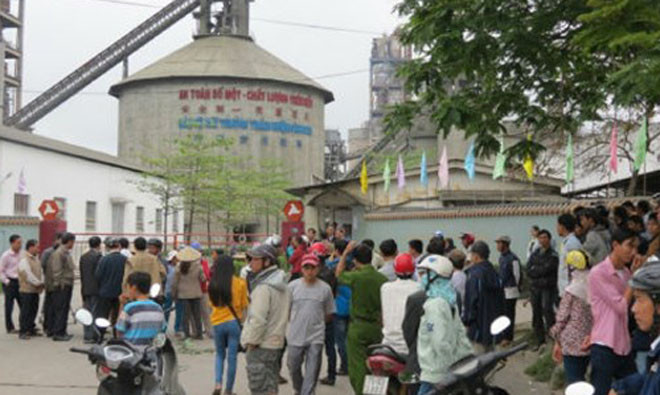 người dân bao vây nhà máy xi măng Luks. Ảnh: Pháp luật Online.