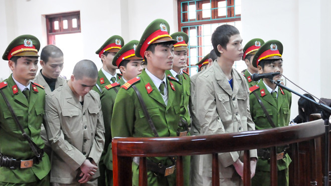 Phùng Mạnh Tuấn cùng các bị cáo khác trước vành móng ngựa. Ảnh: Tuấn Nguyễn