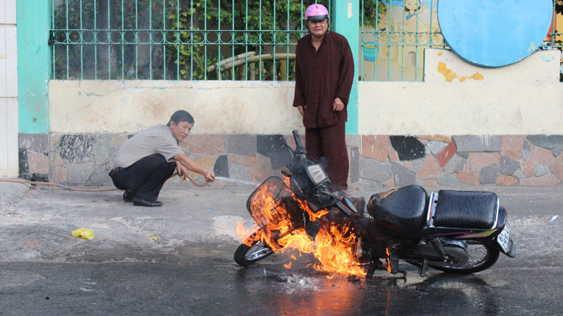 Chiếc xe đang chạy bỗng bốc cháy dữ dội