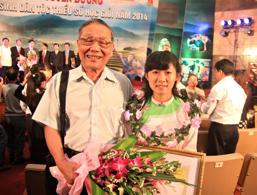 Em Lò Thị Chiêm (bên phải) chụp ảnh cùng tác giả bài viết.