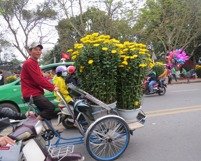 Hối hả mang xuân về nhà