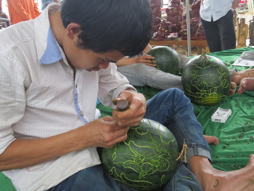 Độc đáo nghệ thuật khắc hình trên dưa hấu