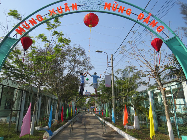 Các học viên đang tất bậc trang trí đón Tết tại Trung tâm.