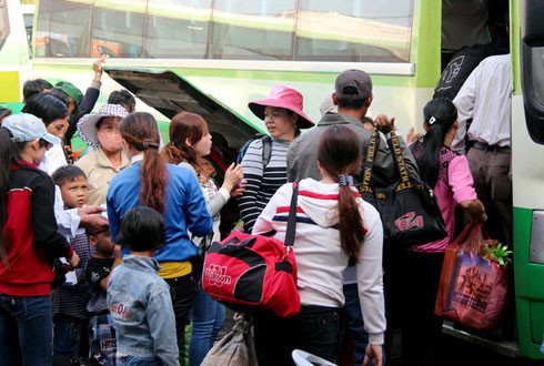 Các bến xe luôn đông đúc ngày giáp Tết. Ảnh: Hữu Công