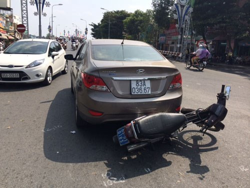 Xe ô tô của nữ tài xế tông xe của lực lượng làm nhiệm vụ - Ảnh: Mai Trâm (Thanh Niên).