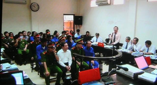 Tranh luận tại phiên xét xử Dương Chí Dũng sáng nay, 29/4. Ảnh: Bảo Thắng