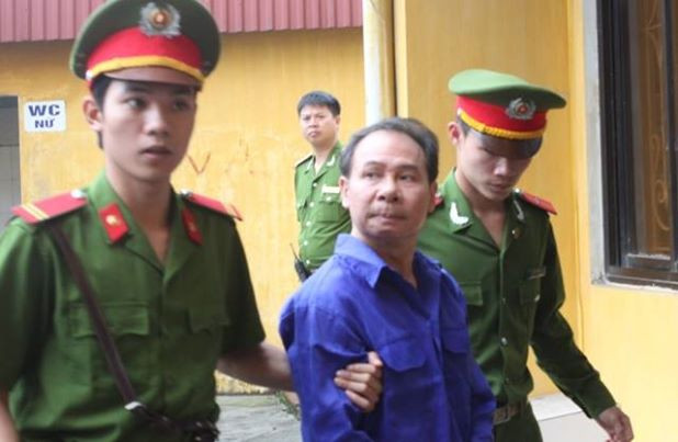 Dẫn giải bị cáo Mai Văn Phúc đến tòa. Ảnh: Bảo Thắng