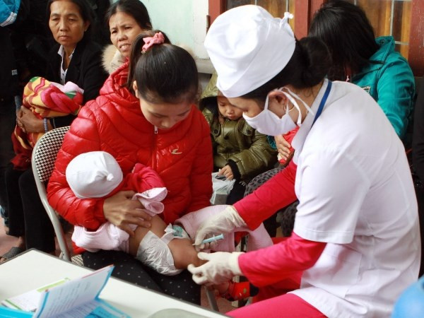 Nhân viên y tế tiêm phòng cho trẻ nhỏ. (Ảnh: TTXVN)