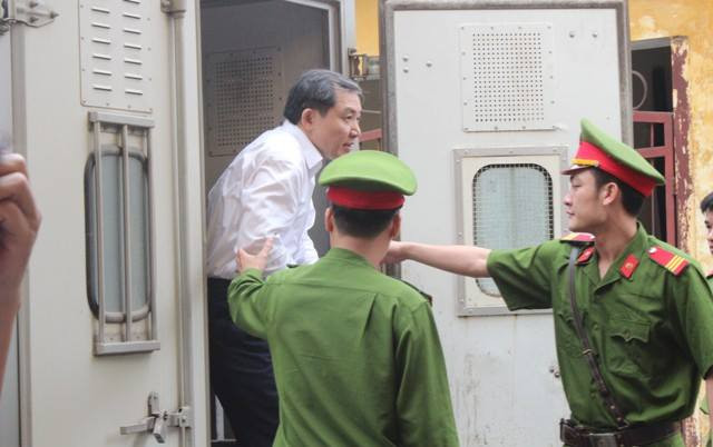 Dẫn giải Dương Chí Dũng đến tòa. Ảnh: Bảo Thắng