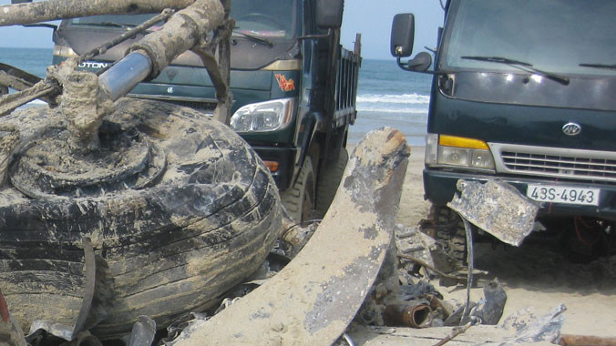 Chỉ còn bánh cao su, cần thuỷ lực nâng máy bay là khá nguyên vẹn