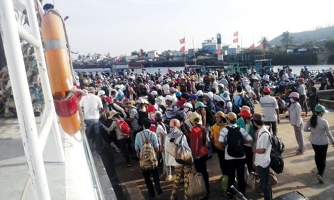 Rất đông du khách ra đảo Ly Sơn tham quan. Ảnh: Thanh Niên.