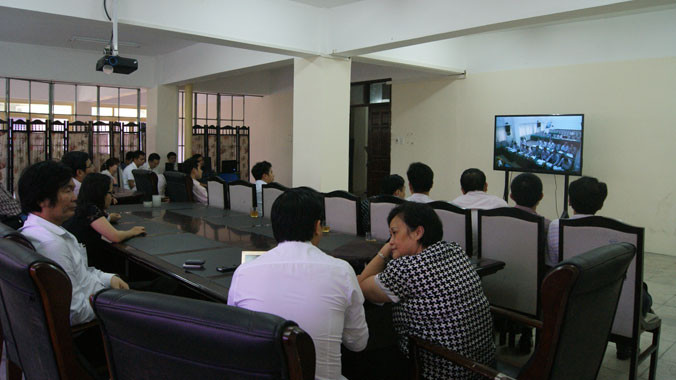 Phóng viên, người nhà và người dân quan tâm theo dõi cuộc thi qua màn hình. Ảnh: L.H.V.