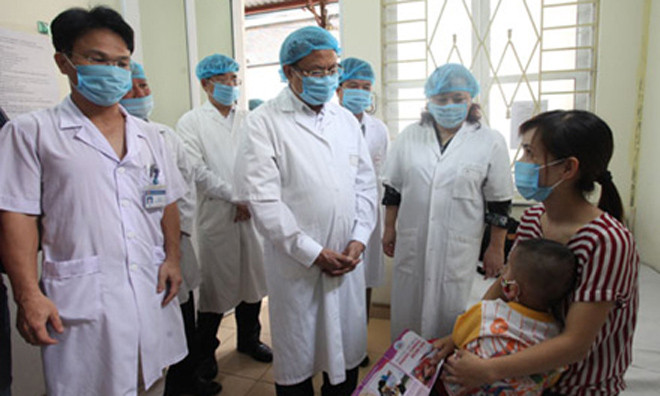 Bí thư Thành ủy Hà Nội Phạm Quang Nghị thăm hỏi, động viên bệnh nhân sởi tại BV Đa khoa Đống Đa. Ảnh: Hà Nội mới.