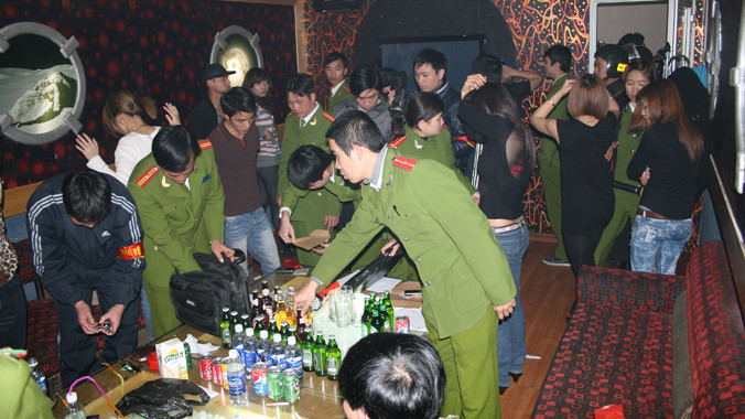 Các trinh sát Phòng PC47 đột kích một quán bar trá hình