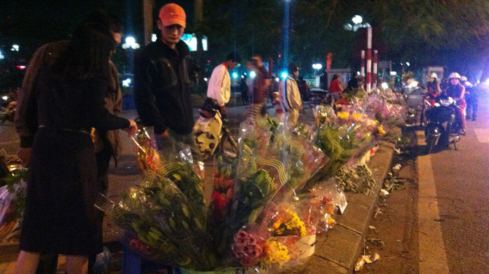 Dân buôn “đen mặt” vì hoa rớt giá 