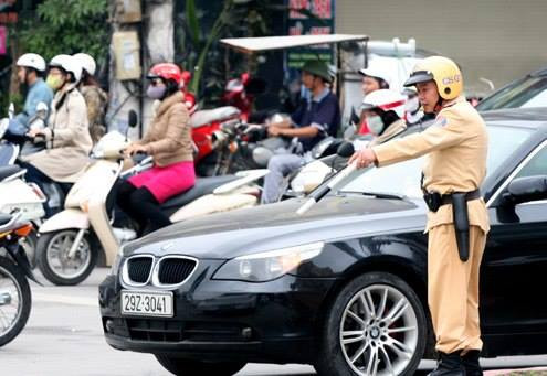 Chủ xe ôtô các loại khi mua, được tặng cho, được thừa kế… mà không sang tên đổi chủ sẽ bị phạt. Ảnh: Sơn Dương (VnExpress). 