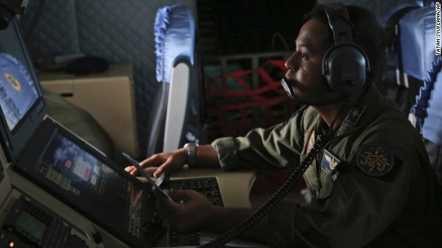 Cơ quan cứu hộ Indoensia tiến hành tìm kiếm xác máy bay QZ8501 tại Biển Java (Nguồn: CNN) 