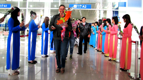 Những vị khách du lịch đầu tiên "xông đất" Cố đô Huế ngay ngày đầu năm mới 2015. Ảnh: Ngọc Văn 